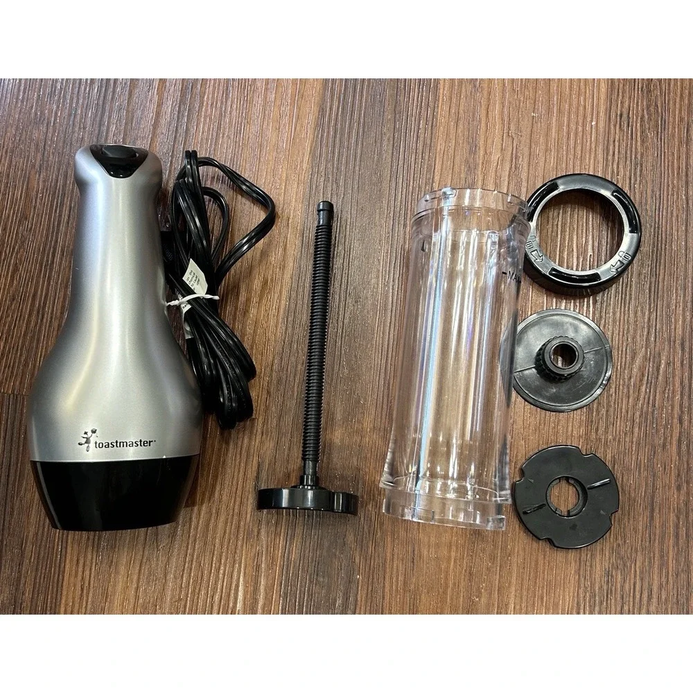 Toastmaster Cookie Press TMCKM2SB-12 Discs, 8 Tips, 2 Cannoli Forms 2005 Open Bx